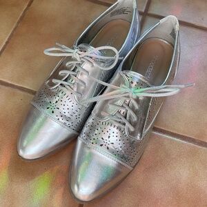 Shoedazzle Khylee sz. 9.5 metallic silver perforated oxfords - fits like sz 9